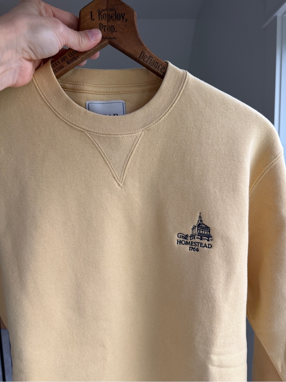 The Homestead 1766 Butter Yellow Heritage Crewneck Sweatshirt Small - Picture 5 of 7